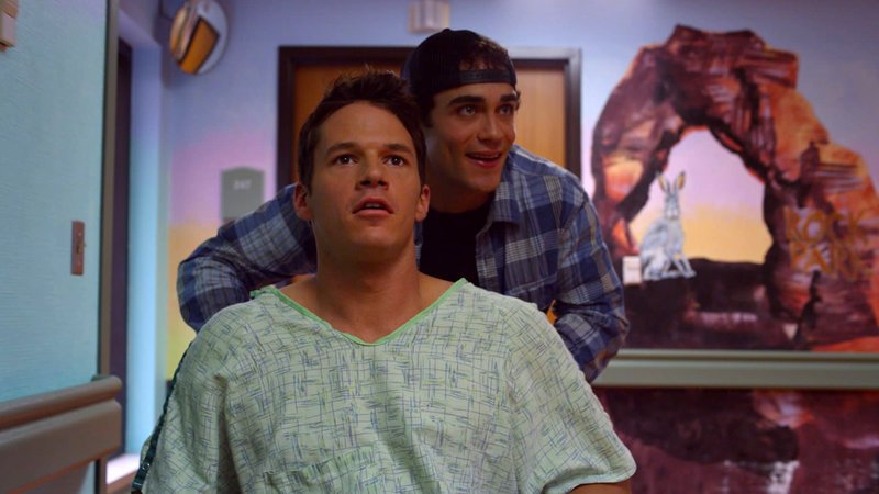 Mark Hapka als Travis Freeman (vorn), Bram Hoover als Jerry Baker – Bild: Bibel TV