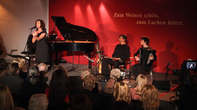 kreuz und quer: „Zum Weinen schön, zum Lachen bitter.“, Lieder jüdischer Emigranten. Die charismatische Schauspielerin Andrea Eckert gab Anfang Oktober 2010 im Wiener Jüdischen Museum einen Gesangs- und Rezitationsabend unter dem programmatischen Titel: „Zum Weinen schön, zum Lachen bitter“. Die vielfach preisgekrönte Künstlerin vermittelt darin faszinierende Kabinettstücke jüdischer Dichter, Komponisten und Kabarettisten. Begleitet wird Frau Eckert von drei Ausnahmemusikern: dem Pianisten und Arrangeur Florian Sitzmann (Söhne Mannheims), dem internationalen Gitarrenstar Kosho und dem erst sechzehnjährigen Wiener Ziehharmonika-Virtuosen Paul Schuberth. Das Programm ist ein Projekt von André Heller.Im Bild: Florian Sitzmann, Andrea Eckert, Michael Koschorreck, Paul Schuberth. SENDUNG: 3sat – MO – 12.09.2011⁠–⁠23:05 UHR. – Veroeffentlichung fuer Pressezwecke honorarfrei ausschliesslich im Zusammenhang mit oben genannter Sendung oder Veranstaltung des ORF bei Urhebernennung. Foto: ORF/​Günther Pichlkostner. Anderweitige Verwendung honorarpflichtig und nur nach schriftlicher Genehmigung der ORF-Fotoredaktion. Copyright: ORF, Wuerzburggasse 30, A-1136 Wien, Tel. +43-(0)1⁠–⁠87878⁠–⁠13606 – Bild: Bibel TV