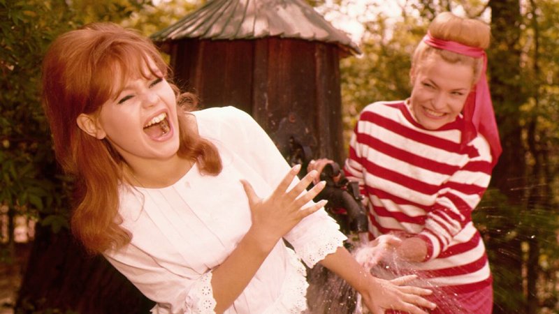 Gerti (Margitta Scherr, l.) und Evelyn (Vivi Bach) haben Spass – Bild: Bibel TV Gerti (Margitta Scherr, l.) und Evelyn (Vivi Bach) haben Spass – Bild: Bibel TV