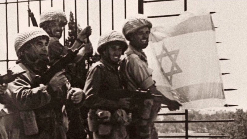 Israelische Soldaten mit der Israel-Flagge – Bild: Bibel TV