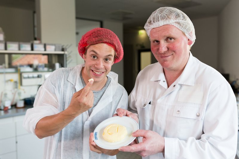 Checker Tobi (links) mit Molkerei-Produktionsleiter Bernhard Staller in Berchtesgaden. – Bild: BR/​megaherz gmbh/​Hans-Florian Hopfner