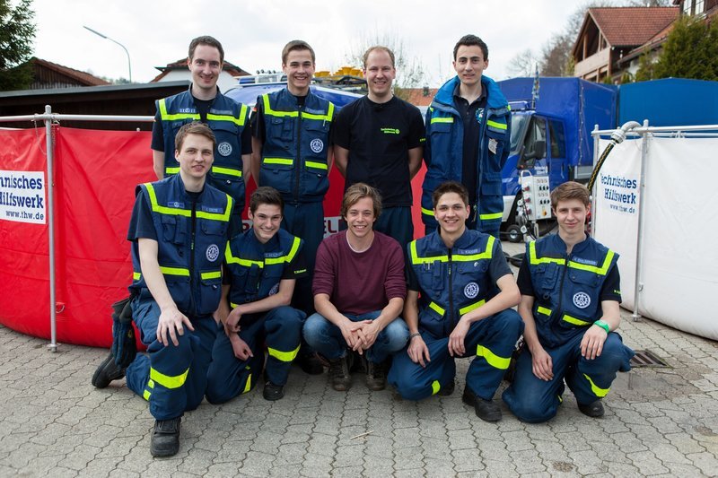 Checker Tobi (Mitte unten) beim THW Starnberg. – Bild: BR/​megaherz GmbH/​Hans-Florian Hopfner