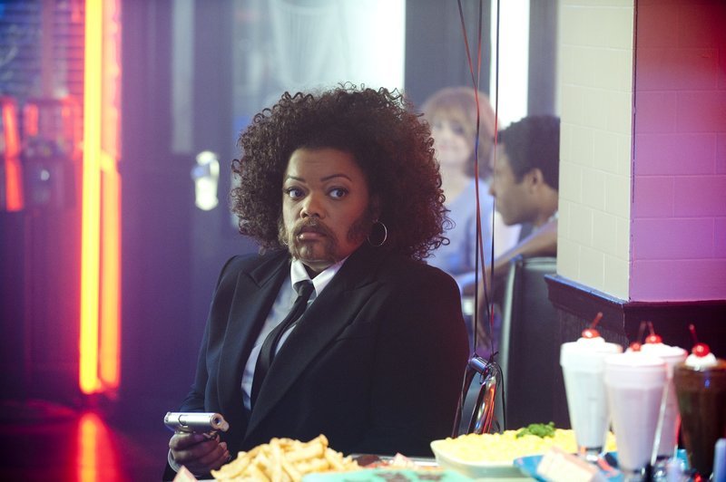 Die Lerngruppe (Yvette Nicole Brown, Foto) organisiert für das Geburtstagskind Abed eine Pulp Fiction-Party. Doch es kommt alles anders als geplant … – Bild: Sony Pictures Television Inc. All Rights Reserved. Lizenzbild frei