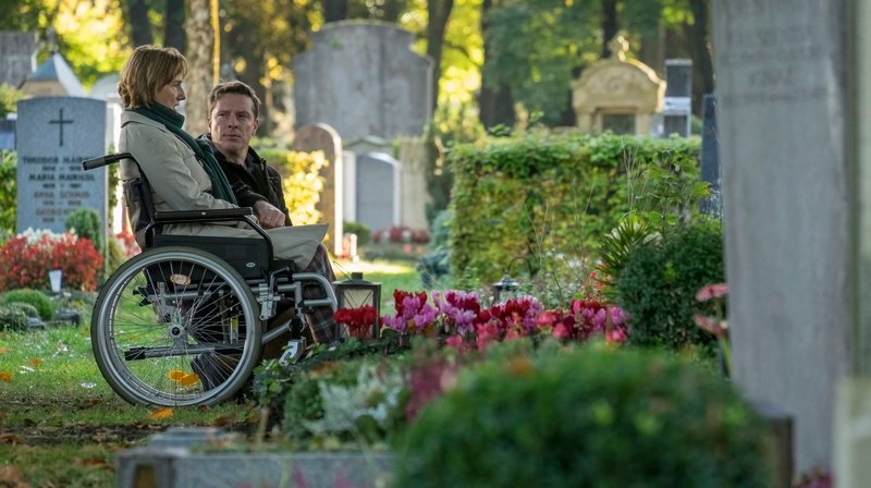 Matthias (Florian Panzner) begleitet seine Mutter Gisela (Ruth Reinecke) zum Friedhof – Bild: MDR/Degeto/Erika Hauri Matthias (Florian Panzner) begleitet seine Mutter Gisela (Ruth Reinecke) zum Friedhof – Bild: MDR/Degeto/Erika Hauri