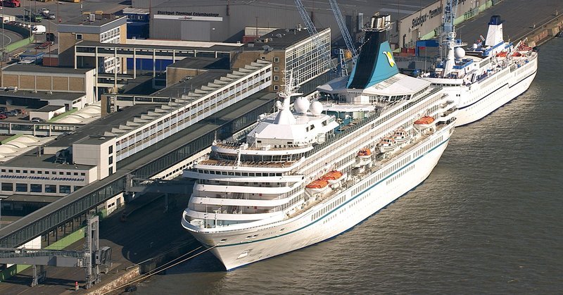 Die Columbuskaje in Bremerhaven: früher Schicksalsort für Auswanderer und Flüchtlinge, heute moderner Kreuzfahrtterminal. – Bild: PHOENIX/Radio Bremen Die Columbuskaje in Bremerhaven: früher Schicksalsort für Auswanderer und Flüchtlinge, heute moderner Kreuzfahrtterminal. – Bild: PHOENIX/Radio Bremen