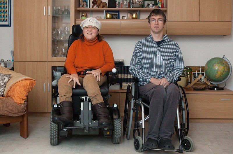 Thomas ist nun schon einige Jahre mit Ilka verheiratet, die ebenfalls im Rollstuhl sitzt. – Bild: rbb/​Magdalena Peralta-Widow