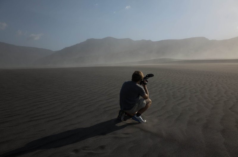 Um die Welt reisen. Ohne Plan und ohne festes Ziel. Sich treiben lassen. Acht Monate lang durchqueren die jungen Filmemacher Marie Elisa Scheidt und John Koster (im Bild) Europa, bereisen den afrikanischen Kontinent und Asien, dann Nordamerika. Im Gepäck nur das Nötigste, eine Kamera und ein Notebook. Vor Augen: Die große Freiheit. Aber an welche Grenzen stößt man, wenn man sich einfach durch die Welt treiben lässt? Die Reisenden liefern sich, wie sie selbst sagen, dem Widerspruch aus zwischen dem Traum des Globetrotting und der Wirklichkeit, die ihnen begegnet, und verlaufen sich an Orten, die für kurze Zeit ihr Zuhause werden. – Bild: BR/​Filmallee