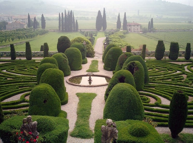 Sorgfältig beschnittene Buchbaumgewächse im Parterre der Gartenanlage der Villa Allegri Arvedi bei Verona. – Bild: ZDF und BR/​Imhof-Weber