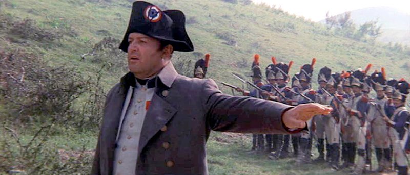 Napoleon (Rod Steiger) beruhigt seine Partisanen und bietet Marschall Neys Soldaten, die bereit sind auf ihn zu schießen, die Stirn. – Bild: ARTE /​ © arkeion film