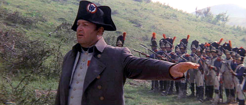 Napoleon (Rod Steiger) beruhigt seine Partisanen und bietet Marschall Neys Soldaten, die bereit sind auf ihn zu schießen, die Stirn. – Bild: ARTE / © arkeion film Napoleon (Rod Steiger) beruhigt seine Partisanen und bietet Marschall Neys Soldaten, die bereit sind auf ihn zu schießen, die Stirn. – Bild: ARTE / © arkeion film