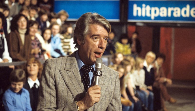 Rudi Carrell (r) bei einem Auftritt in der ZDF-Hitparade in den 1970er Jahren. – Bild: WDR/​dpa/​Walter Becher