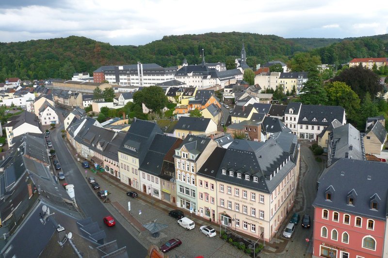 Altstadt Waldheim mit der JVA im Hintergrund. – Bild: MDR/​Schulz & Wendelmann Film GbR