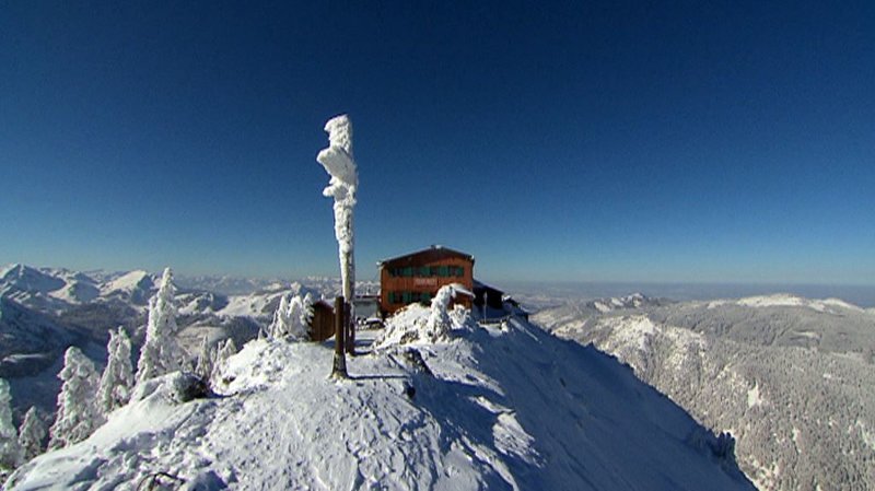 Trotz Sonnenschein, oben auf dem Gipfel, ist es richtig kalt, minus 25 Grad zeigt das Thermometer an. – Bild: BR