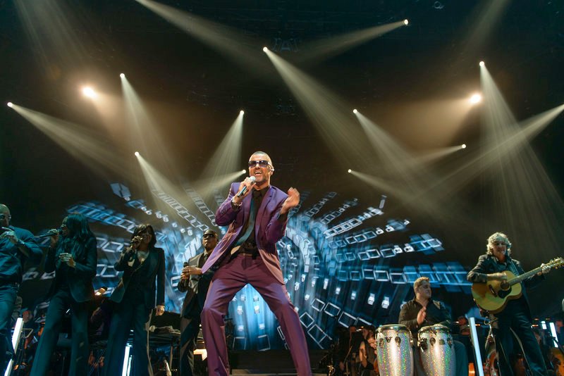 George Michael mit Orchesterbegleitung bei seinem Auftritt an der Pariser Opéra Garnier, mit dem er die Tätigkeit der AIDS-Hilfsorganisation Sidaction unterstützte. – Bild: ARTE France /​ © Caroline True