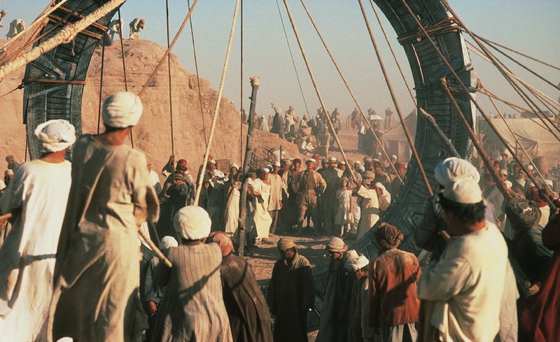 Die Forschergruppe tritt durch das Sternentor, das Stargate. Dort trifft die Expedition auf eine vorägyptische Kultur- aber auch auf Krieger mit fliegenden Kriegswagen, bizarrer Bewaffnung und mythischen Göttern. – Bild: RTL NITRO / STUDIOCANAL Die Forschergruppe tritt durch das Sternentor, das Stargate. Dort trifft die Expedition auf eine vorägyptische Kultur- aber auch auf Krieger mit fliegenden Kriegswagen, bizarrer Bewaffnung und mythischen Göttern. – Bild: RTL NITRO / STUDIOCANAL