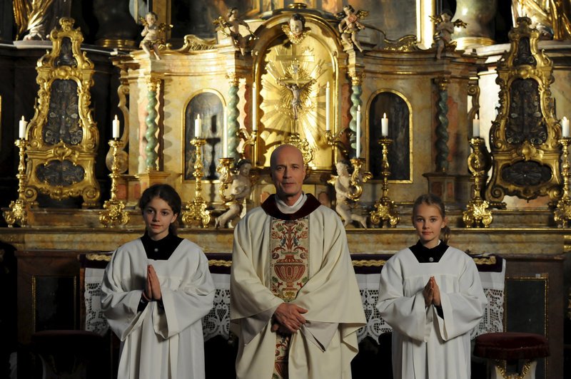 Jesuitenpriester Dr. Gabriel Reinberg (Christian Berkel) und seine Ministrantinnen Franzi (Hanna Merki, l.) und Lydia (Chiara Feldberger). – Bild: ZDF und Caro von Saurma