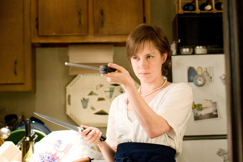 Julie Powell (Amy Adams) lebt im Jahr 2002 und ist gelangweilt von ihrem Leben. Bis ihr das Buch von Julia Child in die Hände fällt. Sie fasst den aberwitzigen Plan, alle 524 Rezepte der Kochlegende zuzubereiten - in 365 Tagen ... – Bild: 2009 Columbia Pictures Industries, Inc. All Rights Reserved. Lizenzbild frei Julie Powell (Amy Adams) lebt im Jahr 2002 und ist gelangweilt von ihrem Leben. Bis ihr das Buch von Julia Child in die Hände fällt. Sie fasst den aberwitzigen Plan, alle 524 Rezepte der Kochlegende zuzubereiten - in 365 Tagen ... – Bild: 2009 Columbia Pictures Industries, Inc. All Rights Reserved. Lizenzbild frei