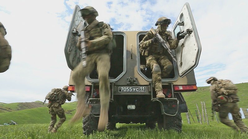 Bildunterschrift: Die Einsatzkräfte proben im offenen Gelände den Ernstfall. – Bild: WELT