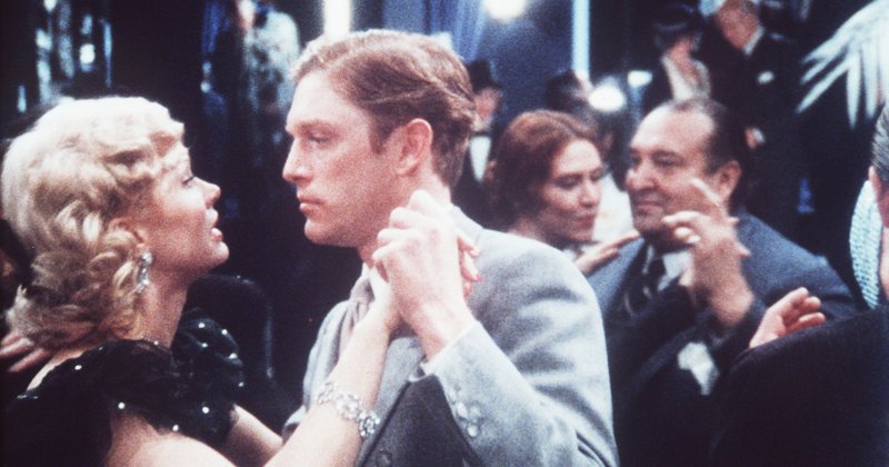 Nach Abschluss seines Studiums findet Künstler Tod Hackett (William Atherton) als Bühnenbildner in Hollywood einen Job. Fatalerweise verliebt er sich in Möchtegerndiva Faye (Karen Black, r.) ? – Bild: Universal Lizenzbild frei Nach Abschluss seines Studiums findet Künstler Tod Hackett (William Atherton) als Bühnenbildner in Hollywood einen Job. Fatalerweise verliebt er sich in Möchtegerndiva Faye (Karen Black, r.) ? – Bild: Universal Lizenzbild frei