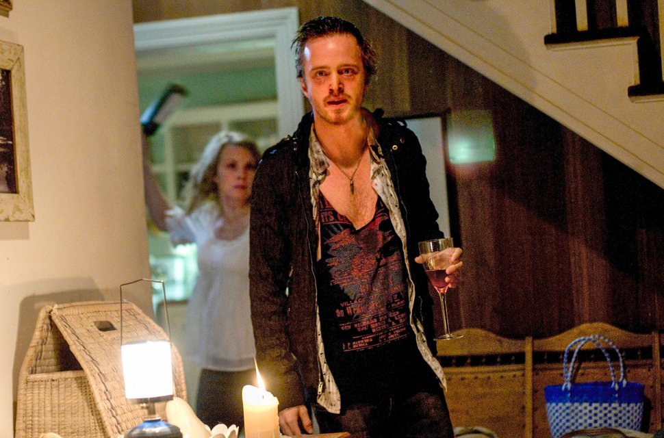 Monica Potter (Emma), Aaron Paul (Francis). – Bild: ORF