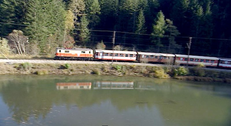 „Die Mariazellerbahn oder: Die Entdeckung der Langsamkeit“, In Österreich gibt es eine Bahn, die ist irgendwie anders. Schmäler und langsamer als die meisten anderen. Bis jetzt hat sie alles überstanden. Ihr größter Feind ist unsichtbar und wohl deshalb umso gefährlicher. Der Zeitgeist, der alles Langsame zerstören will. In den vergangenen Jahren ist daher immer wieder von einer Stilllegung der Schmalspurbahn die Rede gewesen. Deshalb hat der 12-jährige Lukas einen Brief an die Generaldirektion der österreichischen Bundesbahnen und den Landeshauptmann geschrieben. Die Mariazellerbahn soll bitte ja nicht eingestellt werden, „weil sie so schön, so wunderbar und einzigartig ist.“ Tatsache ist: Die Mariazellerbahn ist anders – und wird es auch bleiben. SENDUNG: ORF3 – DO – 10.05.2018 – 15:00 UHR. – Veroeffentlichung fuer Pressezwecke honorarfrei ausschliesslich im Zusammenhang mit oben genannter Sendung oder Veranstaltung des ORF bei Urhebernennung. – Bild: ORF