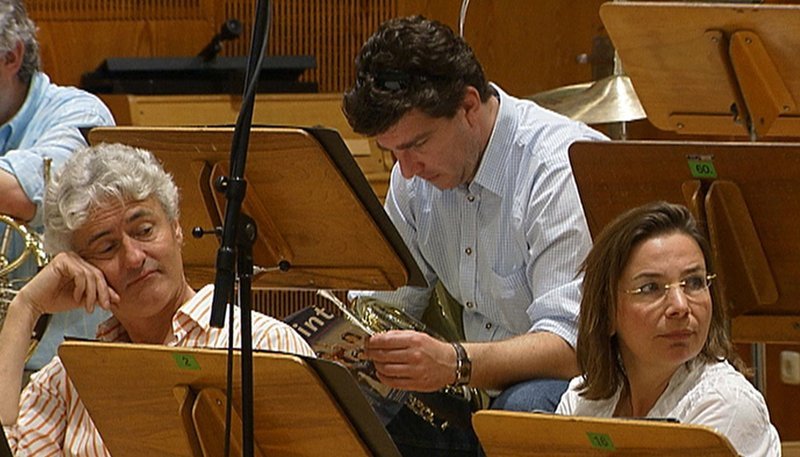 SWR Fernsehen FASZINATION MUSIK, „Was macht die Geige mit der Pauke? – Vom Innenleben eines Orchesters“, am Sonntag (17.04.11) um 09:45 Uhr. Nicht alle Musiker haben in allen Stücken gleich viel zu tun. Was machen die Bläser, die gerade nicht dran sind? – Bild: SWR SWR Fernsehen FASZINATION MUSIK, „Was macht die Geige mit der Pauke? – Vom Innenleben eines Orchesters“, am Sonntag (17.04.11) um 09:45 Uhr. Nicht alle Musiker haben in allen Stücken gleich viel zu tun. Was machen die Bläser, die gerade nicht dran sind? – Bild: SWR
