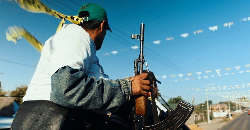 Die Autodefensas patroullieren durch den Ort. – Bild: WDR/DCM GmbH Die Autodefensas patroullieren durch den Ort. – Bild: WDR/DCM GmbH
