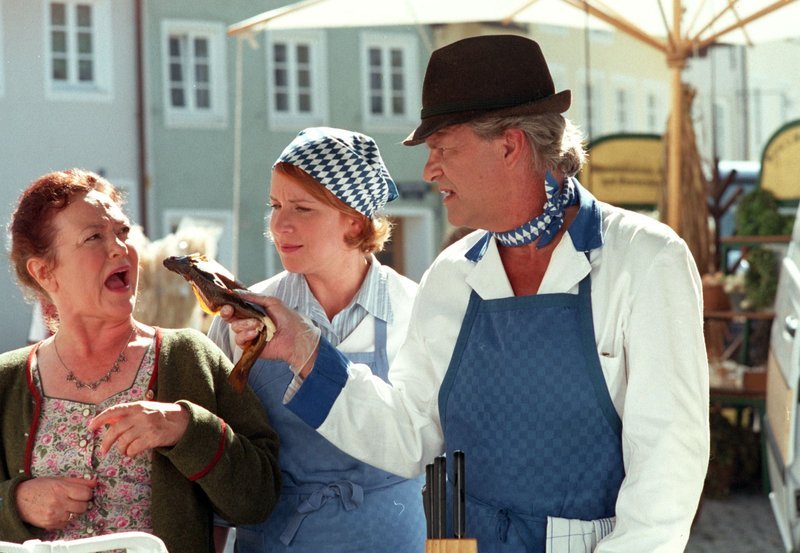 Mit seiner unfreundlichen Art vertreibt Fred (Peter Sattmann) noch die letzte Kundin Bertha (Claudia Schlenger-Meilhamer, li.) – sehr zum Unmut seiner Gattin Henrike Sattler (Bettina Kupfer). – Bild: MDR/Degeto/Marco O. Pichler Mit seiner unfreundlichen Art vertreibt Fred (Peter Sattmann) noch die letzte Kundin Bertha (Claudia Schlenger-Meilhamer, li.) – sehr zum Unmut seiner Gattin Henrike Sattler (Bettina Kupfer). – Bild: MDR/Degeto/Marco O. Pichler