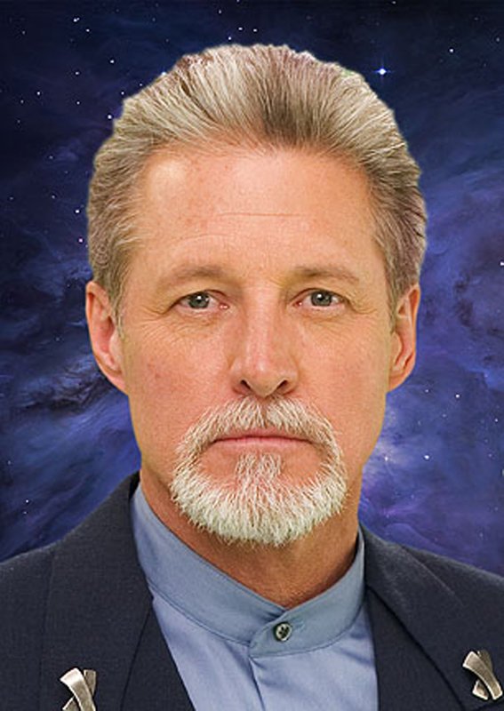 Als der Jahrestag der Interstellaren Allianz begangen wird, kehrt John Sheridan (Bruce Boxleitner) auf die Raumstation Babylon 5 zurück – seit zehn Jahren genau ist er nun Präsident der IA. – Bild: Warner Bros. Lizenzbild frei