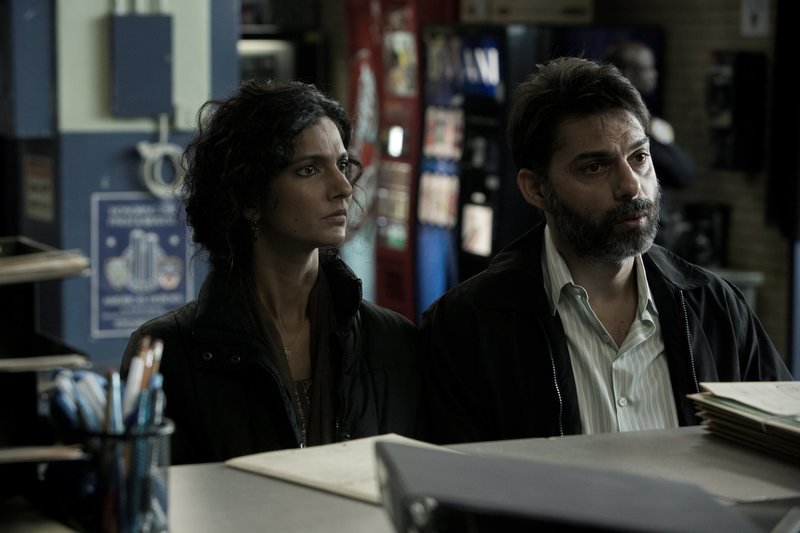 Poorna Jagannathan als Safar Kahn (l.) und Peyman Moaadi als Salim Kahn (r.) – Bild: Sky Atlantic