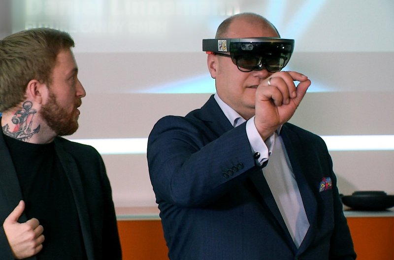 Jens Hennicke (re.) beim digitalen Selbstversuch. – Bild: ZDF und MDR/​STUDIO KLARHEIT