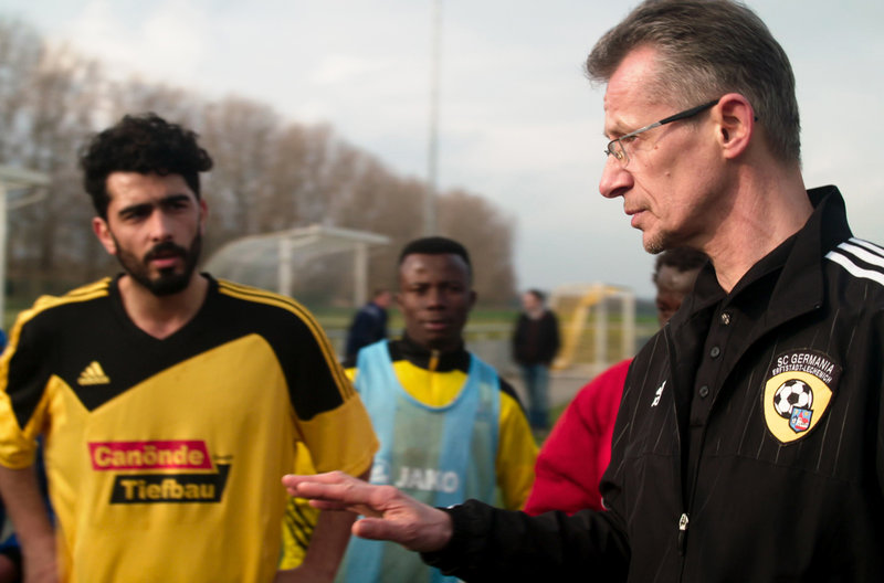 Heimat Fußball - Refugee 11 – Bild: WDR/​DOCDAYS Productions/​Knut Schmitz