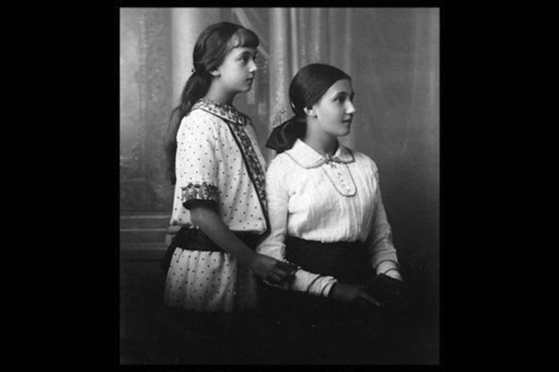 Clémence (li.) mit ihrer Schwester Madeleine (re.) – Bild: ARTE France /​ © Alle Rechte vorbehalten