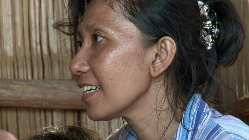 Yani Mile, indonesische Regionalpolitikerin und Artenschützerin aus Luwuk. Mit Hilfe ihrer Artenschutzorganisation YPL versucht sie, einen der letzten Niststrände des bedrohten Maleos (Hammerhuhn) zu retten. Dazu bemüht sie sich, das Dorf Taima in Ost-Sulawesi zum Partner zu machen. Aus Sammlern von Maleo-Eiern sollen Beschützer der Gelege werden. – Bild: BR/​Eberhard Meyer