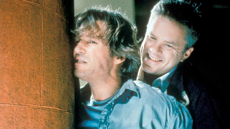 Nach vielen Provokationen und Verdächtigungen stehen sich Oliver Lang (Tim Robbins, re.) und sein Nachbar Michael Faraday (Jeff Bridges) als Todfeinde gegenüber …! – Bild: RTL Zwei