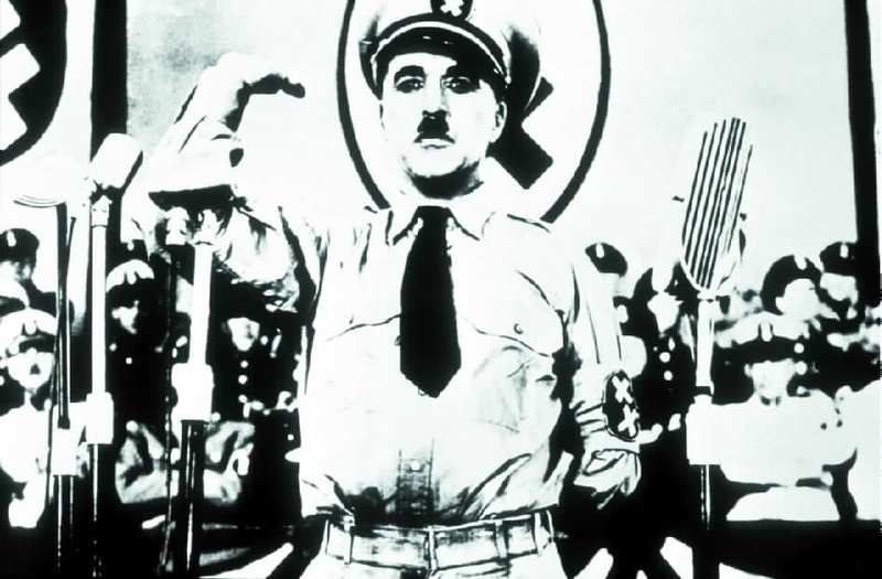 00.00 Il grande dittatore Un ebreo (Charlie Chaplin), straordinariamente somigliante al dittatore Adenoid Hynkel, pronuncia al mondo un messaggio di pace. – Bild: ZDF