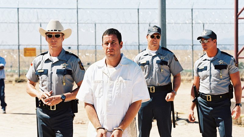 Ex-Footballstar Paul Crewe (Adam Sandler, Mitte) landet nach einem Unfall unter Alkoholeinfluss im texanischen Staatsgefängnis … – Bild: RTL Zwei