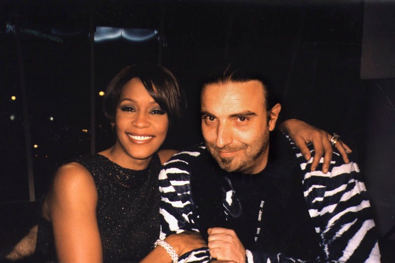 L-R: Whitney Houston und Rudi Dolezal – Bild: SERVUS TV /​ © DoRo