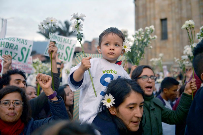 In Havanna beginnen nach dem Referendum vom Oktober 2016 die Verhandlungen von neuem, während in Kolumbien Millionen Menschen für den Frieden demonstrieren. – Bild: ARTE France 
