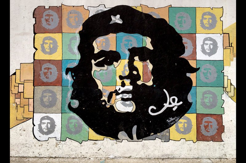Graffiti mit Che Guevara auf einer Hauswand in Havanna: Bis heute ist der ehemalige Rebellenführer Symbolfigur für das sozialistische Kuba. – Bild: ZDF
