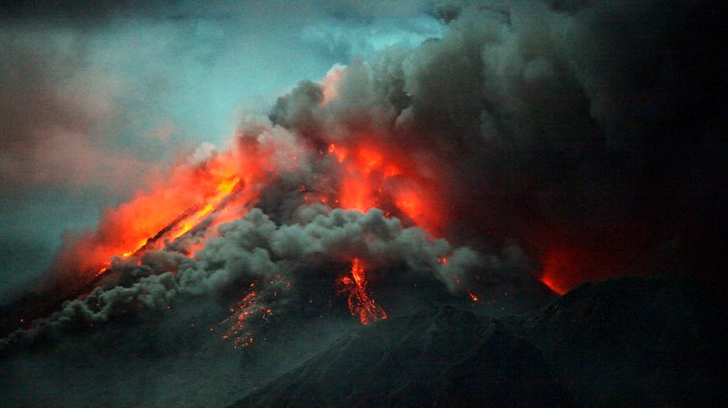 Half der Ausbruch eines Supervulkans auf der Landmasse des heutigen Indien mit, vor 65 Millionen Jahren die Dinosaurier auszurotten? – Bild: PHOENIX/​ZDF/​Saint Thomas Productions