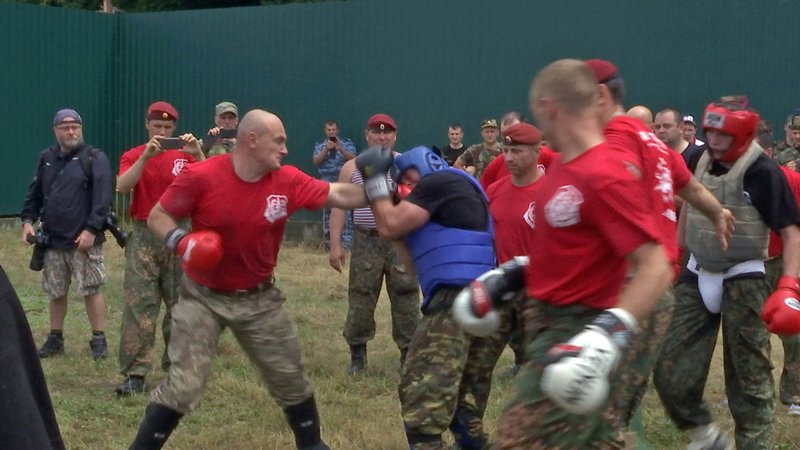 Die wesentlichen Elemente des Härtetests sind Abseilen, Schießübungen, Akrobatik, Kickboxen und ein Marsch – bergauf und bergab in jeder nur denkbaren Gangart. Keine Schikane, sagen die Ausbilder, denn ein gutes Durchhaltevermögen könne im Einsatz über Leben und Tod entscheiden. – Bild: N24 Doku