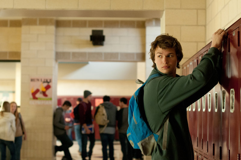 Nach der Scheidung seiner Eltern zieht sich Tim (Ansel Elgort) aus der Footballmannschaft zurück - doch das stößt bei seiner Mannschaft und seinen Mitschülern auf Unmut ... – Bild: 2014 Paramount Pictures. All Rights Reserved. Lizenzbild frei Nach der Scheidung seiner Eltern zieht sich Tim (Ansel Elgort) aus der Footballmannschaft zurück - doch das stößt bei seiner Mannschaft und seinen Mitschülern auf Unmut ... – Bild: 2014 Paramount Pictures. All Rights Reserved. Lizenzbild frei