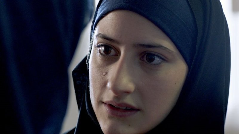 Anaïs (Lola Créton) verheimlicht vor ihrer Familie, dass sie zum Islam konvertiert ist, und steht mit einer Gruppe Extremisten in Kontakt. – Bild: ART Anaïs (Lola Créton) verheimlicht vor ihrer Familie, dass sie zum Islam konvertiert ist, und steht mit einer Gruppe Extremisten in Kontakt. – Bild: ART