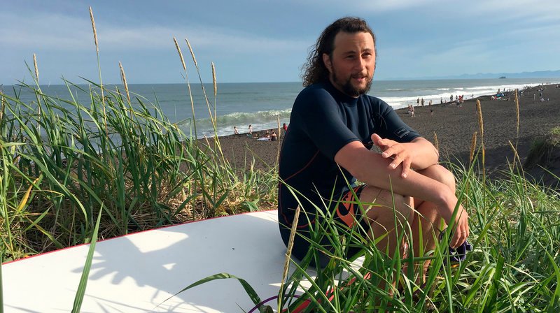 Zum dritten Mal organisiert der 28-jährige Anton Morozow ein Surfercamp mitten in Kamtchatka. Jedes Jahr kommen mehr Surfer aus aller Welt und stellen sich den Wellen. Selbst im Hochsommer beträgt die Wassertemperatur gerade mal 12 Grad. – Bild: WDR