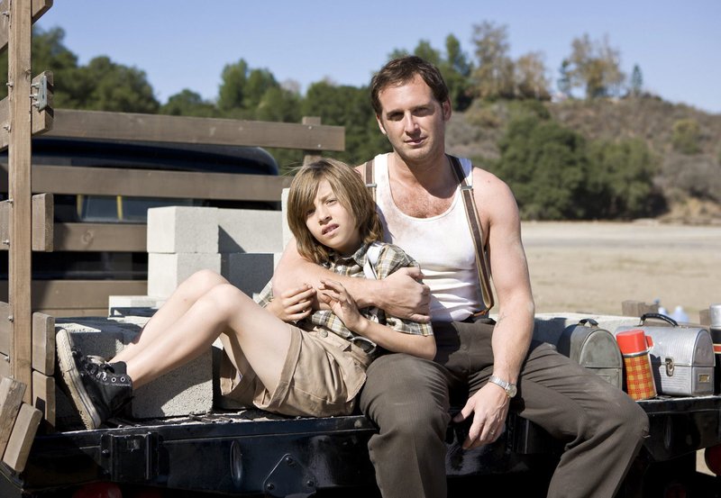 Der Gelegenheitsarbeiter Matthew (Josh Lucas) liebt seinen geistig leicht zurückgebliebenen Sohn John (Jimmy Bennett) über alles. – Bild: ZDF und ARD Degeto Der Gelegenheitsarbeiter Matthew (Josh Lucas) liebt seinen geistig leicht zurückgebliebenen Sohn John (Jimmy Bennett) über alles. – Bild: ZDF und ARD Degeto