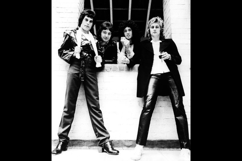 Im Jahr 1977 bringt die britische Rockband Queen ihr Album „News of the World“ heraus und startet ihre US-Tour. Der BBC-Reporter Bob Harris und seine Filmcrew haben die Band auf dieser Tour begleitet. – Bild: RB /​ © Queen Productions Ltd