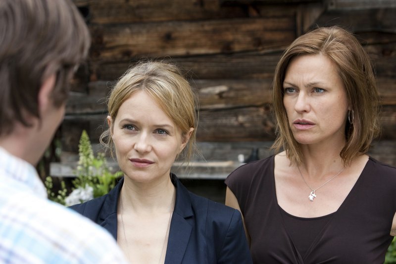 Lara (Stefanie Stappenbeck, l.) und Sylvia (Ninia Kronjäger) wundern sich, wo Micha (Roeland Wiesnekker) so lange war. – Bild: S1