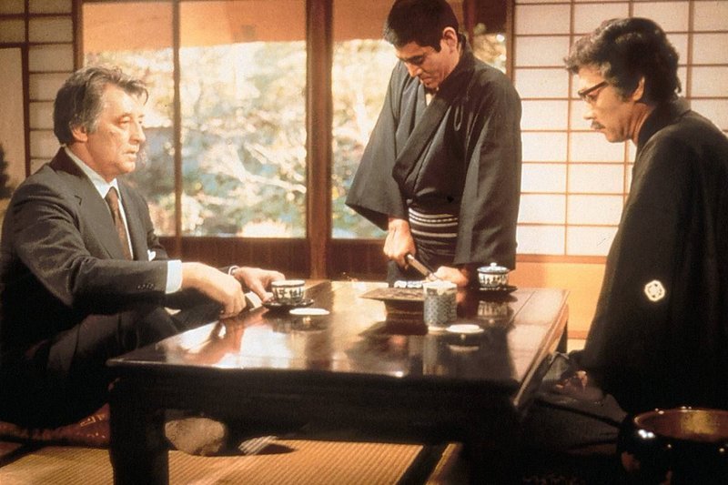 Harry Kilmer (Robert Mitchum, li.) fuehrt mit der Yakuza schwierige Verhandlungen um Menschenleben, Waffen und sehr viel Geld – Bild: arte