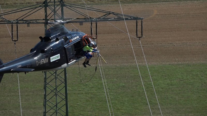 Helikoptereinsatz über einer Starkstromleitung. – Bild: n-tv